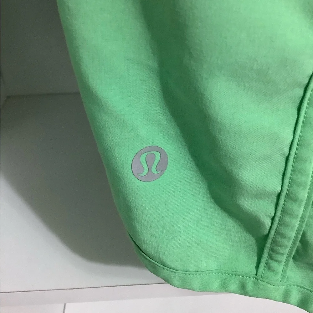 Lululemon Women’s tracker shorts Size 8 - Picture 4 of 5